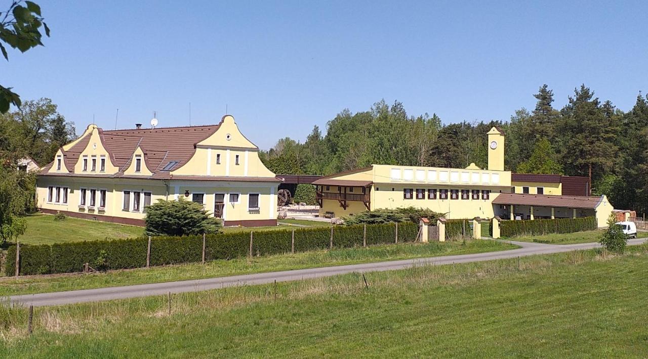 Blatsky Dvur Aparthotel Veseli nad Luznici Exterior photo